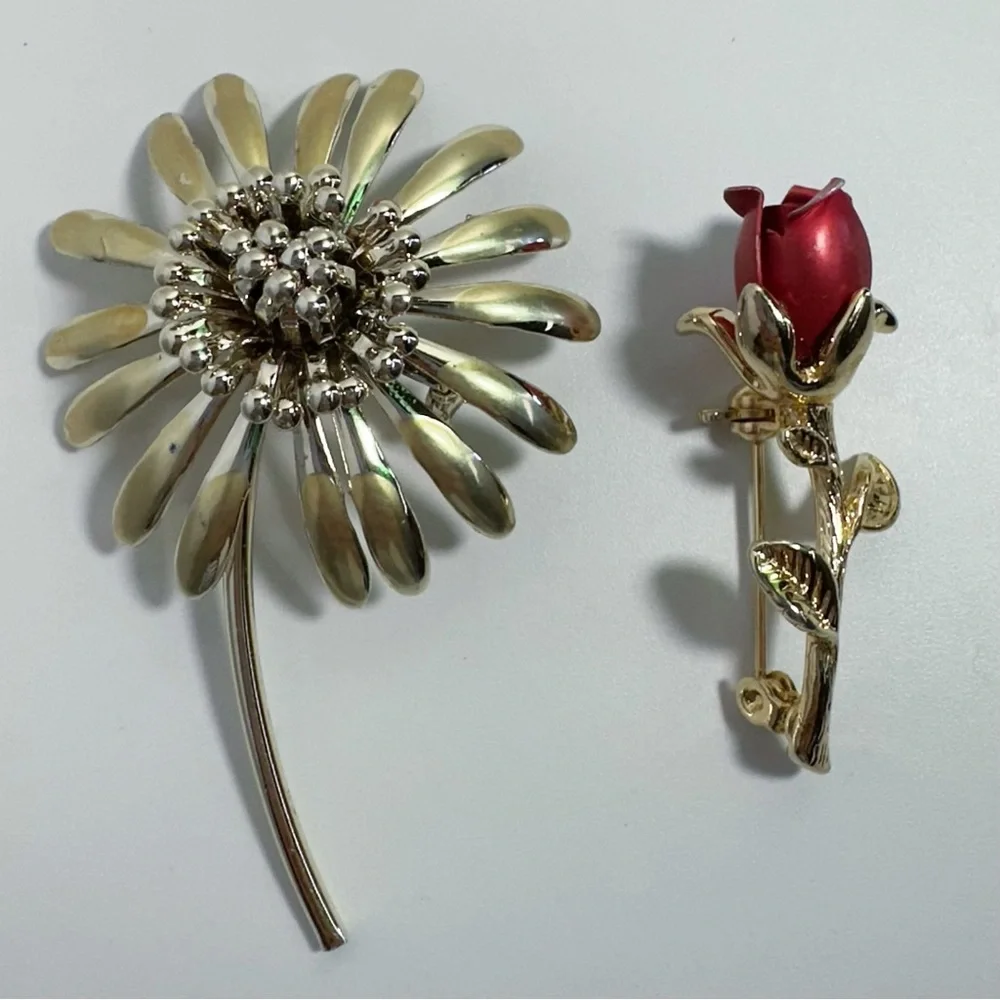 2 floral Brooches